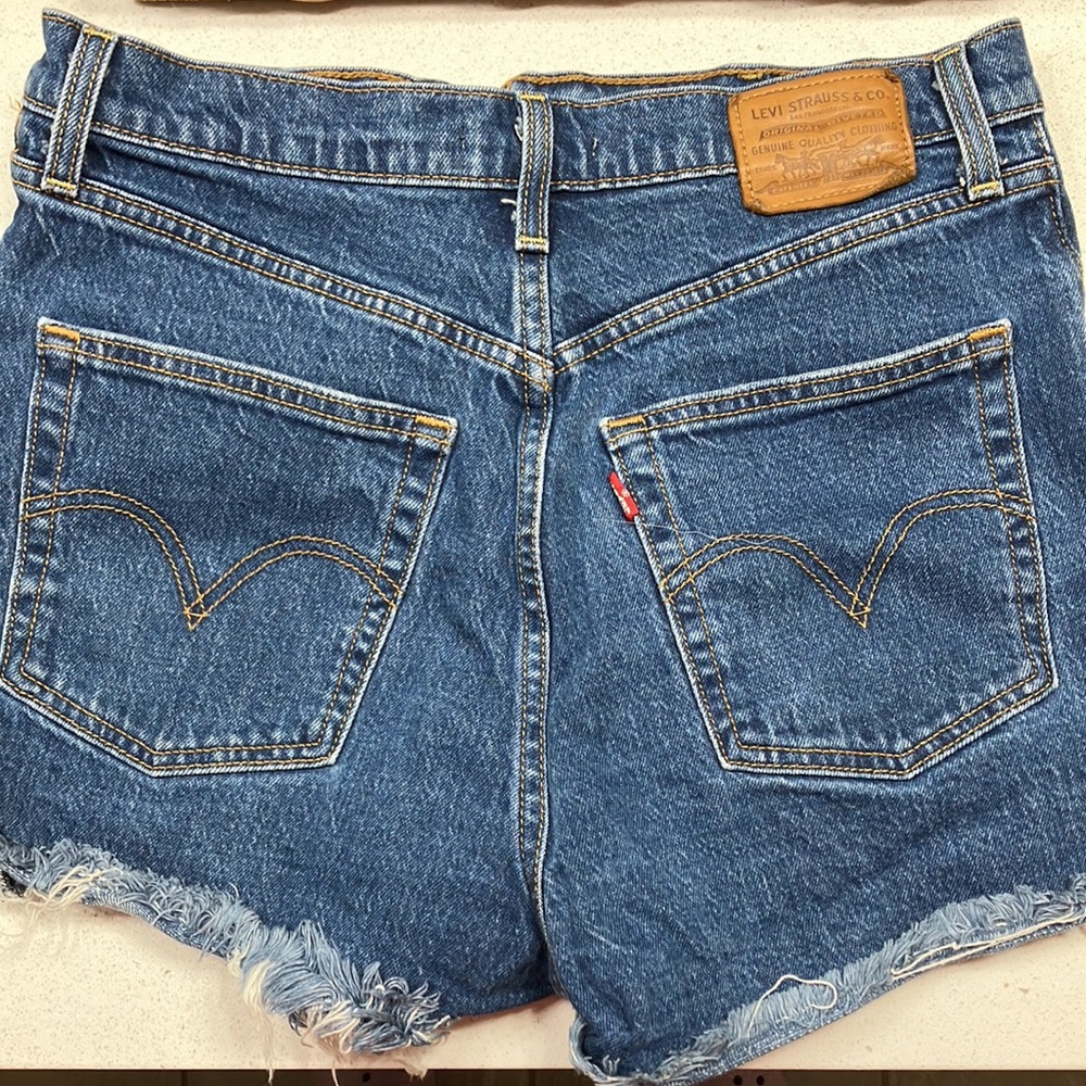 Levi’s Ribcage High Rise Distressed Short - Picture 9 of 9